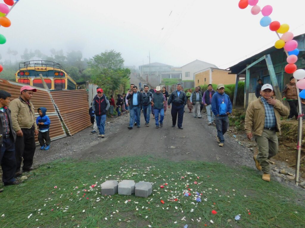 COMUNIDAD DE TEW JUYU INICIA CON LA PRIMERA PIEDRA