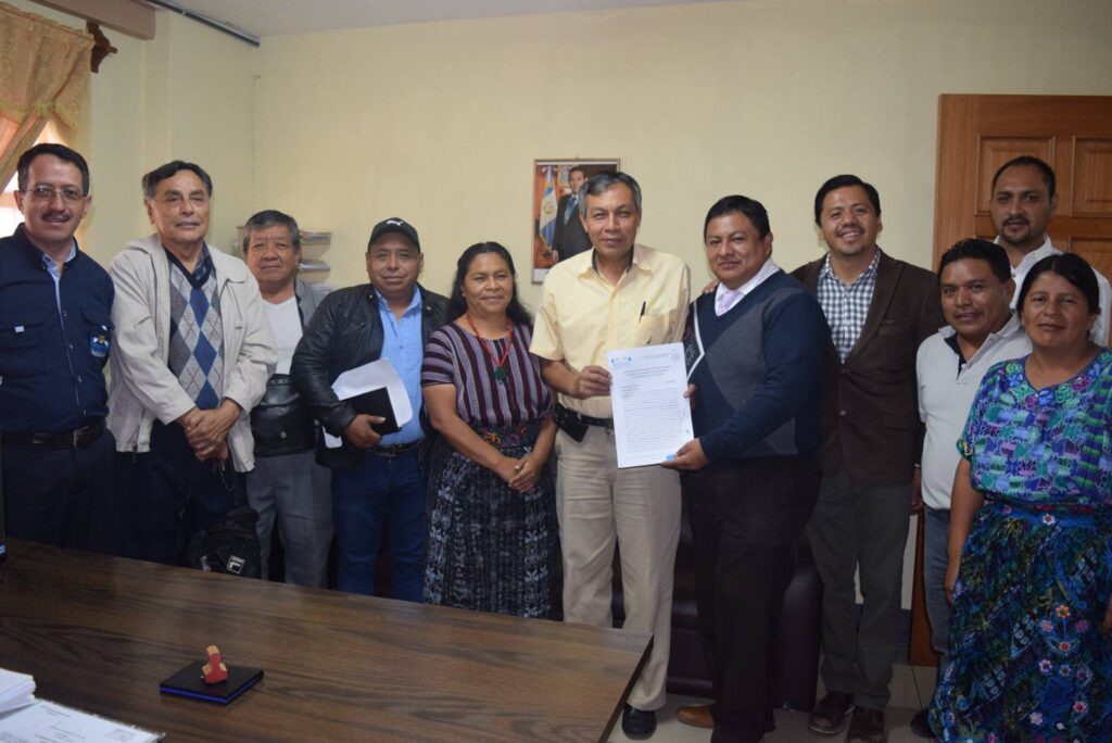 SE FIRMA CONVENIO  DE CODEDE Y CHIMALTENANGO QUE BENEFICIARA A 2500 ALUMNOS